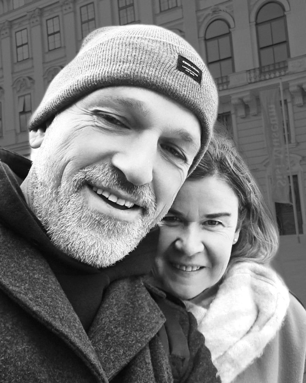 Arno en Marion dicht tegen elkaar op een winterse dag in de stad, allebei lachend in de camera