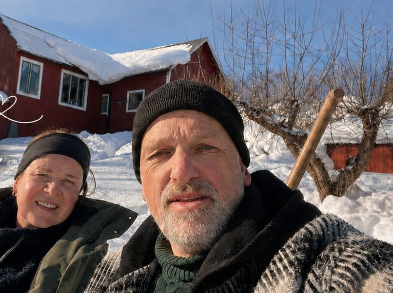 Arno en Marion in de sneeuw bij het huis in Ockelbo
